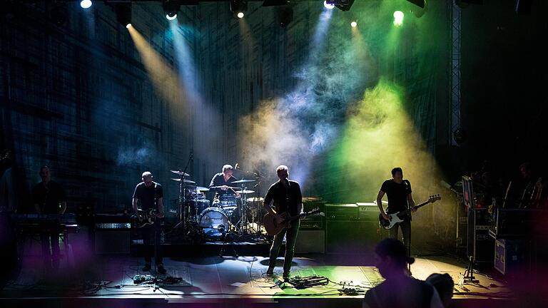 Die unabhängige Gitarrenrock-Band Kettcar spielt beim Würzburger Hafensommer vor rund tausend Zuhörern. Die meisten sind ziemlich textsicher.&nbsp;