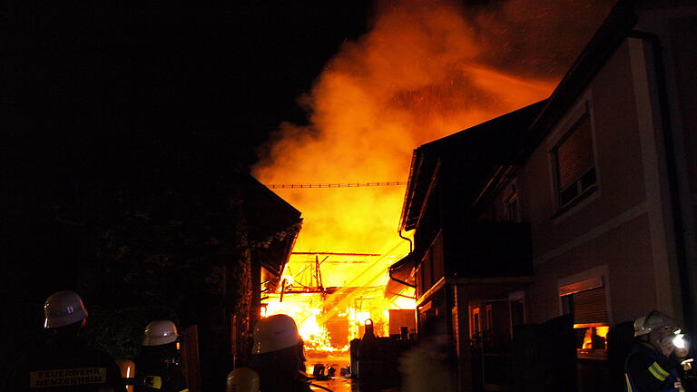 Völlig zerstört wurden Scheune und Stall eines landwirtschaftlichen Anwesens in Nenzenheim bei einem Brand in der Nacht zum Montag. Etwa 120 Schweine verendeten in den Flammen, 26 konnten gerettet werden.