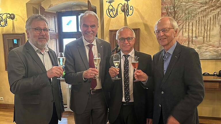 Abschiedsfeier im Juliusspital (von links): Dr. Rainer Schäfer, Walter Herberth und Prof. Ernst Engelke (rechts) verabschieden Günther Schuhmann (2. von rechts).