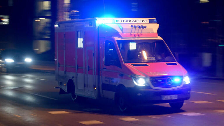 KINA - Mit Blaulicht über die rote Ampel (Symbolbild)       -  Rettungswagen im Einsatz. (Symbolbild)