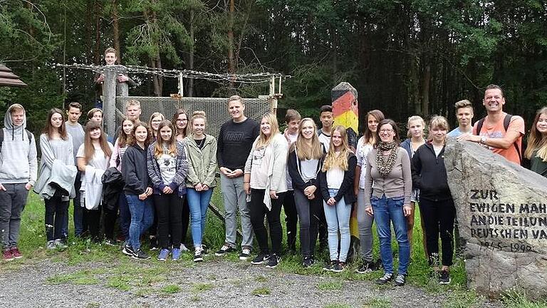 Ein fast schon obligatorisches Bild beim Besuch der ehemaligen Grenzanlagen wie hier bei Rieth in Thüringen: Schülerinnen und Schüler der Udo-Lindenberg-Mittelschule Mellrichstadt vor den Resten eines Original-DDR-Grenzzaunes mit ihren Lehrern Kerstin Sauer und Christian Hemmert.