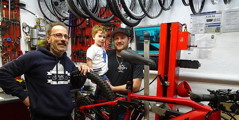 Corona brachte viele Menschen wieder aufs Fahrrad: Händlern wie Stefan Einberger (links), hier mit Joel (Mitte) und Sascha Einberger, kam das zugute. Corona brachte viele Menschen wieder aufs Fahrrad: Händlern wie Stefan Einberger (links), hier mit Joel (Mitte) und Sascha Einberger, kam das zugute.