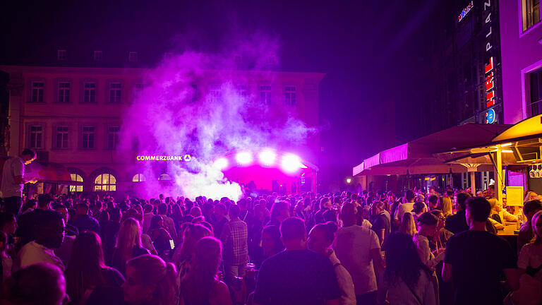 Das Stadtfest began am Freitag, 15. September in der Würzburger Innenstadt bei bestem spätsommer Wetter. Bon's Balls spielte am oberen Markt. Die Bühne am Vierröhrenbrunnen war brechend voll.