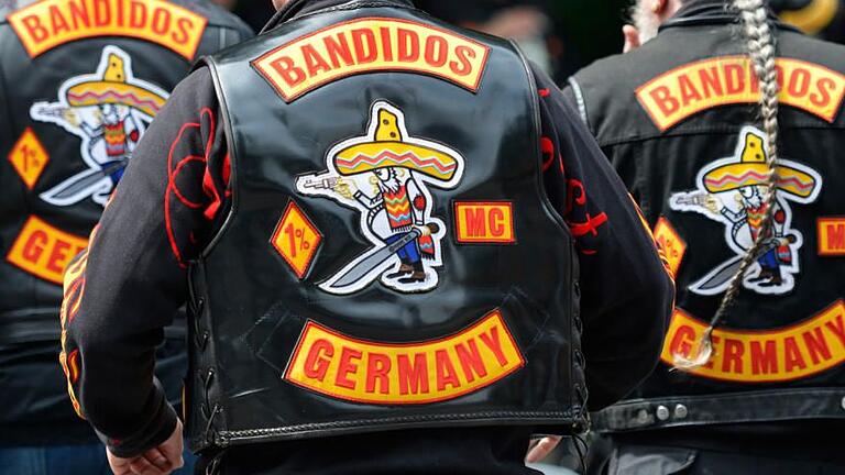 Rocker wie hier Mitglieder der 'Bandidos' sind vor allem an ihren uniformartigen Westen erkennbar. In einigen Regionen Deutschlands sind sie inzwischen verboten.