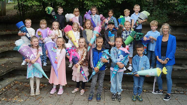 Die Klasse 1b stellt sich mit Klassenleiterin Susanne Kleylein-Klein an der Schule Gädheim vor. Es sind 20 Abc-Schützen, davon 11 Mädchen und 9 Buben.