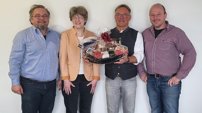 Auf dem Foto (von links): Uwe Ehrenfels, Ulrike Dörhöfer, Dieter Ehrenfels, Mathias Brandt (Leiter Kundencenter).
