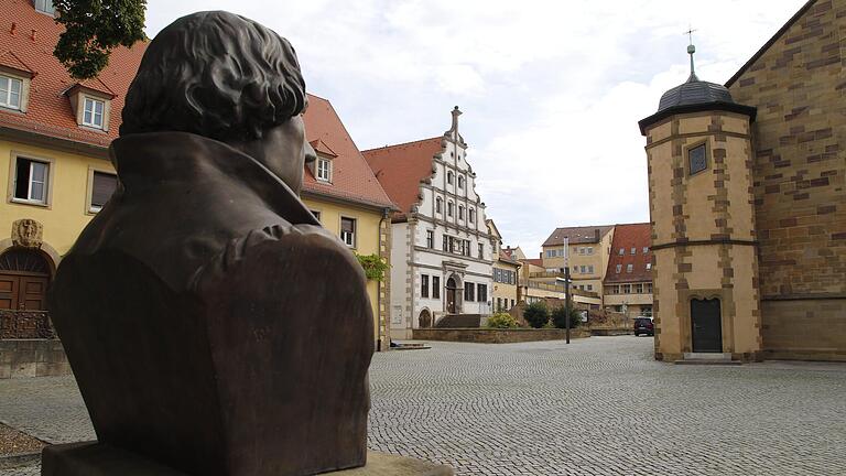 Wenn Büsten reden könnten: Das Martin-Luther-Abbild blickt in Richtung Johannis-Kirche am Martin-Luther-Platz. In der Mitte das Alte Gymnasium, das Stadtschreiberhaus und die Alte Reichsvogtei, wo bis 2022 das neue Kulturforum entsteht.