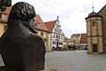 Wenn Büsten reden könnten: Das Martin-Luther-Abbild blickt in Richtung Johannis-Kirche am Martin-Luther-Platz. In der Mitte das Alte Gymnasium, das Stadtschreiberhaus und die Alte Reichsvogtei, wo bis 2022 das neue Kulturforum entsteht.