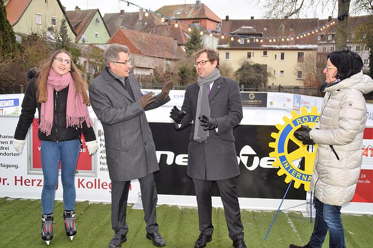 Freuen sich über die Eiszeit in Uffenheim (von links): Maienkönigin Janine Horn, Bürgermeister Wolfgang Lampe, der Präsident des RC Uffenheim Michael Kulig und Daniela Singer, die Governorin des Rotary-Distriktes 1950.