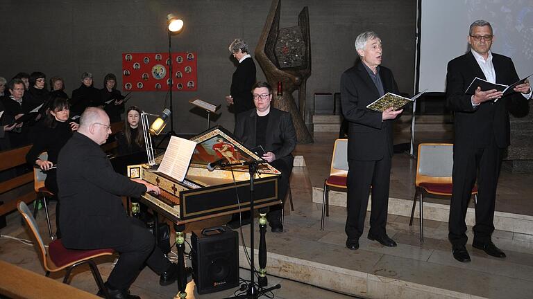 Der Kirchenchor unter der Leitung von Ursula Leicht, Martin Wetterich (Cembalo) sowie Arno Leicht und Andreas Stoy als Solisten.