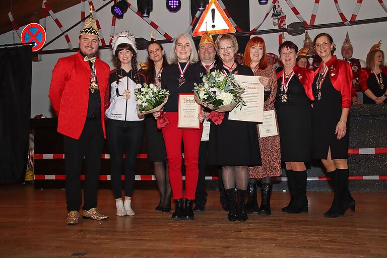 Hohe Auszeichnungen des Fastnacht-Verband sowie des  Bund Deutscher Karneval durfte Aktive des Waldbrunner Carneval Club in Empfang nehmen.&nbsp; Gesellschafts- u. Sitzungspräsident Nicholas Wilhelm (von links), Selina Wilhelm (FVF-Sessionsorden), Sabrina Imasuen-Ziegler (FVF-Bezirksvorsitzende Tanz- und Turnierausschuss), Christiane Kleespies (Till von Franken), Sven Dietrich (FVF-Verdienstorden), Antje Kemmer (BDK-Verdienstorden in Gold), Annika Elflein (FVF-Verdienstorden), Birgit Klemet (Gesellschaftspräsidentin) und stellvertr. Gesellschaftspräsidentin Caroline Werner.