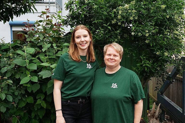 Kristin Herbig (links) und Nadja Bühler nehmen seit langer Zeit am Zeltlager der KjG Gerolzhofen teil. Für beide ist die Zeltlagergemeinschaft nach all den Jahren wie eine Familie. Kristin Herbig (links) und Nadja Bühler nehmen seit langer Zeit am Zeltlager der KjG Gerolzhofen teil. Für beide ist die Zeltlagergemeinschaft nach all den Jahren wie eine Familie.