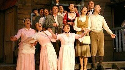 Gabriele Bayerschmidt (vorne von rechts) und Isabell Lang 2004 bei ihrer Scherenburg Premiere im 'Weißen Rößl' als Stubenmädchen. Gabriele Bayerschmidt (vorne von rechts) und Isabell Lang 2004 bei ihrer Scherenburg Premiere im 'Weißen Rößl' als Stubenmädchen.