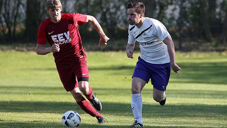 Fußball, Kreisklasse, SV Bergtheim - TSV Grombühl       -  Simon Schönfeld (links, hier im April 2019 im Zweikampf mit Maximilian Popp vom TSV Grombühl) und sein SV Bergtheim gehen auch in der Saison 2019/20 in der Kreisklasse Würzburg 1 an den Start.