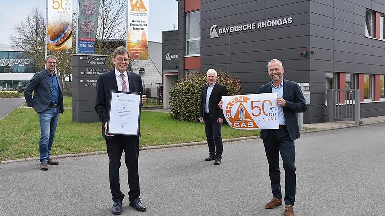 Seit 50 Jahren liefert die Bayerische Rhöngas GmbH umweltfreundliche Energie für Rhön-Grabfeld. Zum Einsatz kommen zunehmend aber auch nachwachsende Rohstoffe. Stolz auf das Jubiläum sind (vorne) die Geschäftsführer Thomas Merker (rechts) und Helmut Grosser (links) sowie die Prokuristen Udo Schneider (links) und Joachim Baumbach.