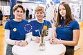 Antonia Urban (von links), Luisa Leidner und&nbsp;Amna Richter tragen Blau. Sie besuchen das Regiomontanus-Gymnasium-Haßfurt und belegen das P-Seminar mit dem Titel (E)United.