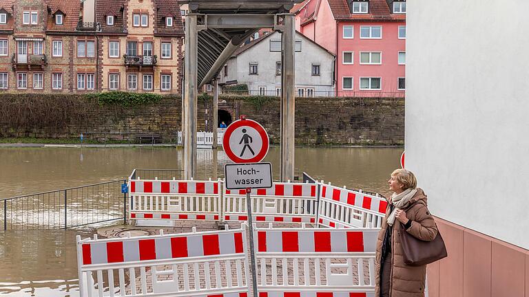 Hochwasser in Unterfranken       -  In Wertheim (Main-Tauber-Kreis) fließen die Flüsse Main und Tauber zusammen, weswegen Teile der Altstadt regelmäßig von Hochwasser bedroht sind. Blick auf die Hochwasserlage am Mittwoch (27.12.23).