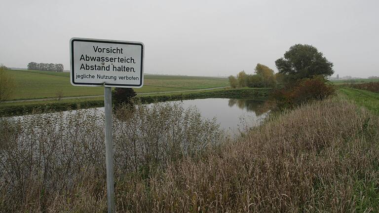 Eines der Klärbecken der Michelfelder Kläranlage, die aufgelassen wird - das Abwasser wird dann in Kitzingen gereinigt.