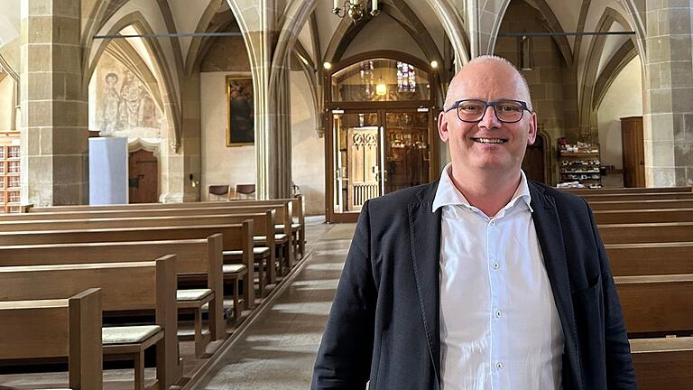 Die historische Stadtpfarrkirche Mariä Himmelfahrt in Bad Königshofen hat es dem neuen Pfarrer Stephan Frank angetan. Vor allem die Akustik und&nbsp; die Geschichte des Gotteshauses. Am 29. September wird er in sein neues Amt eingeführt.