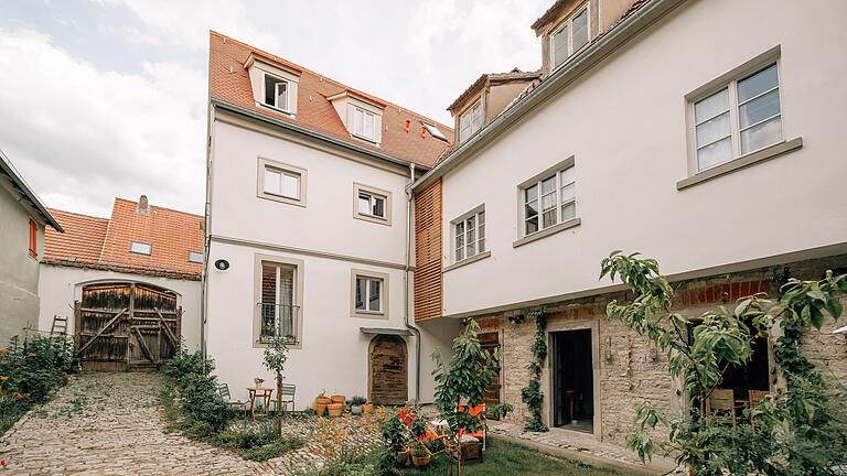 Susanne Pfeifer kaufte 2019 ein altes Ackerbürgerhaus, das zuvor rund 20 Jahre leer stand. Es war viel Arbeit nötig, aber heute ist es gemütliches Zuhause entstanden. Hier der Blick vom Innenhof auf Haupthaus und den jüngeren Anbau.