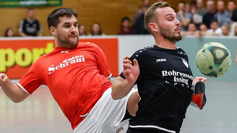 Spielszene aus dem Finale des vergangenen Jahres: Julian Hart (links) vom TSV Eßleben im Zweikampf mit Lukas Gull vom TSV Unterpleichfeld. Unterpleichfeld gewann das in der Bergtheimer Willi-Sauer-Halle ausgetragene Turnier um den EEV-Cup mit einem 3:1-Erfolg im Endspiel.