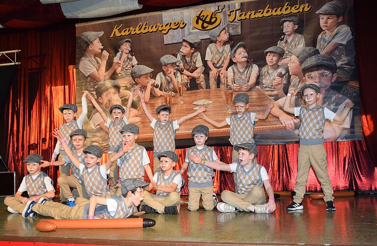 Eine Premiere hatte die neue Formation Karlburger Tanzbuben beim Bunten Abend in der Karlburger Karolingerhalle. Die Jüngsten mimten als Opas pfiffig die ältere Generation. Eine Premiere hatte die neue Formation Karlburger Tanzbuben beim Bunten Abend in der Karlburger Karolingerhalle. Die Jüngsten mimten als Opas pfiffig die ältere Generation.