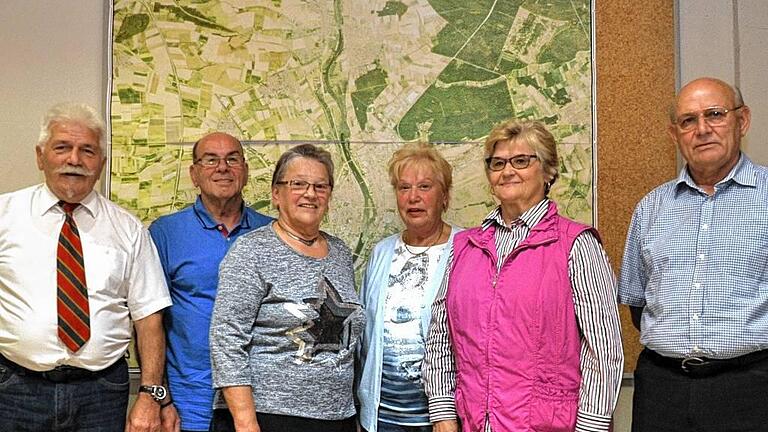 Es geht weiter: Manfred Seigner, Horst Zimmermann, Helene Schamann, Carola Stetting, Aloisia Ihrig-Braune und Arno Ewert stehen an der Spitze der Kitzinger Tafel. Es geht weiter: Manfred Seigner, Horst Zimmermann, Helene Schamann, Carola Stetting, Aloisia Ihrig-Braune und Arno Ewert stehen an der Spitze der Kitzinger Tafel.