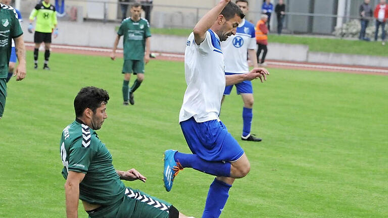 Schwer zu bremsen: Erwin Gergely (rechts) und sein FC 06 Bad Kissingen. Das bekommt auch Roman Glöckner (TSV Forst) zu spüren. Der FC kehrt als Kreisligameister in die Bezirksliga Ost zurück.  Foto: Hopf       -  Schwer zu bremsen: Erwin Gergely (rechts) und sein FC 06 Bad Kissingen. Das bekommt auch Roman Glöckner (TSV Forst) zu spüren. Der FC kehrt als Kreisligameister in die Bezirksliga Ost zurück.  Foto: Hopf