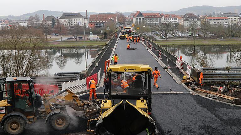 Noch sind die Bauarbeiten an der Alten Mainbrücke in vollem Gange.&nbsp; Am 18. Dezember will Bauleiter Walter Heussner fertig sein.