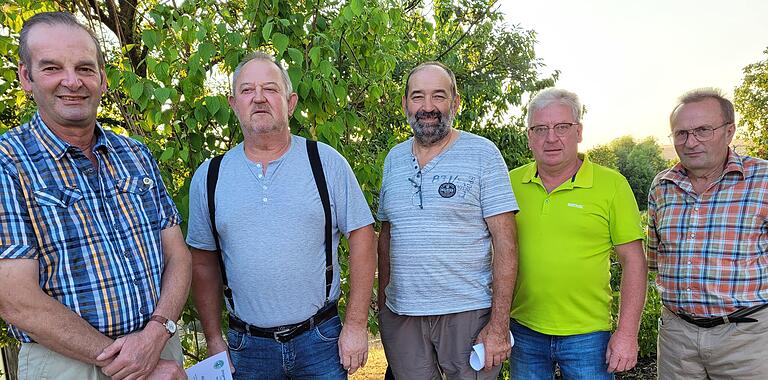 Der scheidende Vorsitzende Manfred Krämer (rechts) ehrte (von links) Karl Kilian, Erich Kistner, Erwin Därr und Günter Kahl für langjährige Mitgliedschaft.