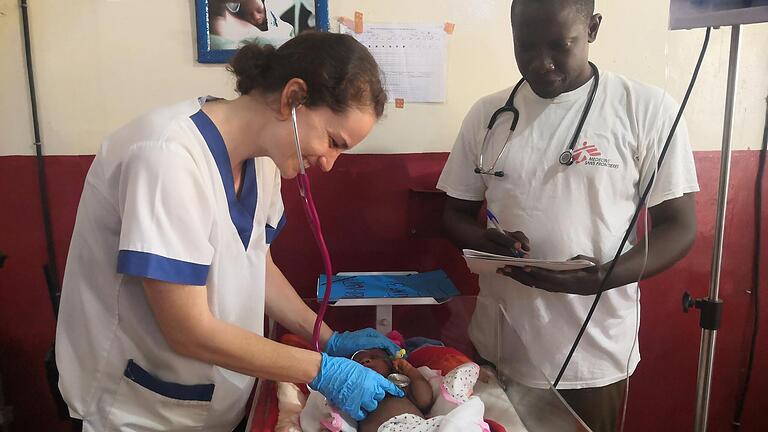 Die Kinderärztin Simone Kenntner auf der Neugeborenenstation des Krankenhaus in Bossangoa, zentralafrikanische Republik.