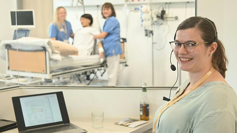 Pflegefachkraft Jamila Sonntag leiht der Pflegepuppe 'Anne' ihre Stimme und macht die Ausbildung am Krankenbett so noch praxisnäher.&nbsp;