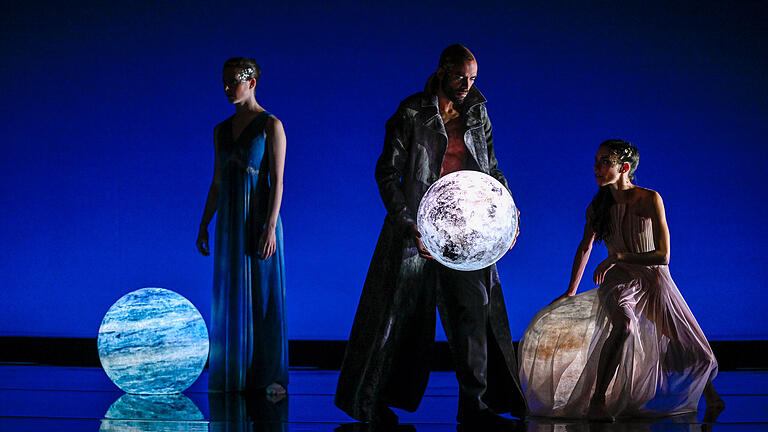 Das Tanztheater im Mainfrankentheater Würzburg zeigt  'Eros', einen Tanz von Robert Glumbek und Dominique Dumais.
Das bekannte Prélude à l’après-midi d’un faune des impressionistischen Komponisten Claude Debussy (1862-1918) war ein Ausgangspunkt für das mehrteilige Tanzprogramm.