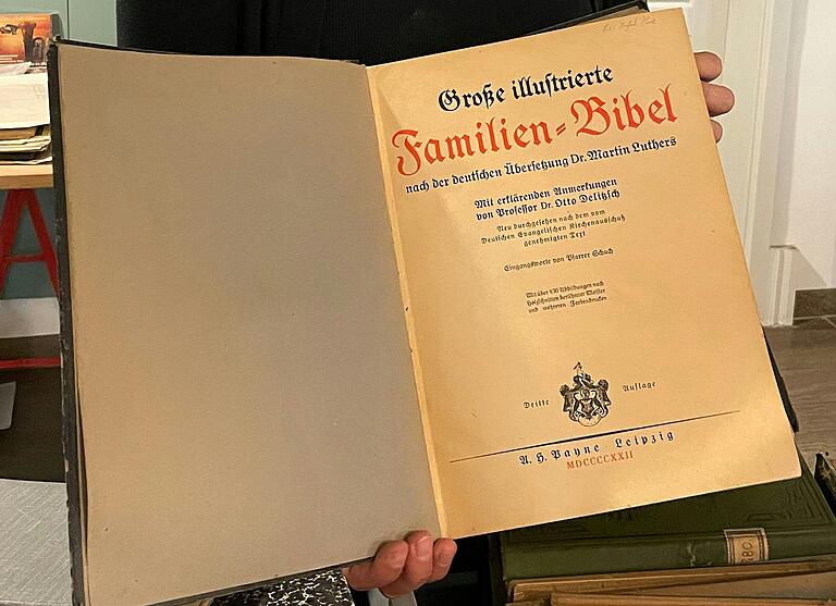 In der Familienbibel kann die eigene Familienhistorie festgehalten werden. In der Familienbibel kann die eigene Familienhistorie festgehalten werden.