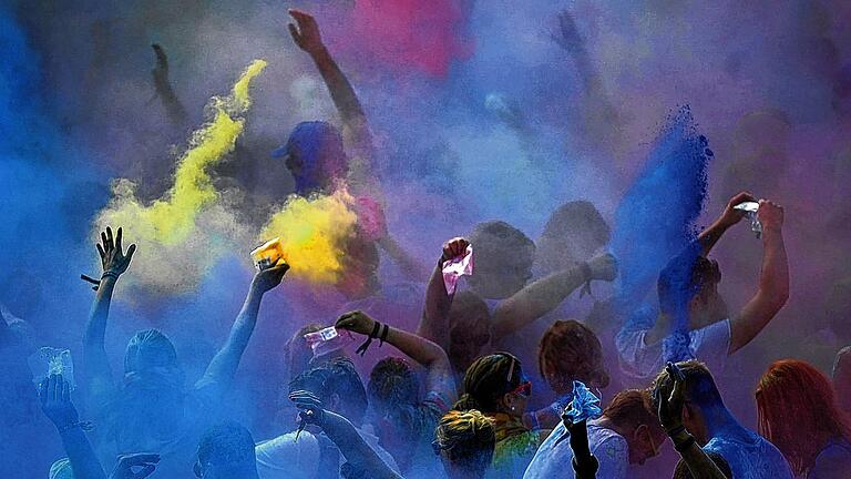 Farbenprächtiger Feierspaß: Beim Holi-Festival (im Bild eine Party am 8. Juni 2013 im Neuland-Park in Leverkusen) werfen die Besucher Farbpulver in die Luft. Ursprünglich wird das Festival in Nord-Indien zu Frühjahrsbeginn gefeiert und um böse Geister zu vertreiben. Am 21. Juli liegt nun im Mellrichstädter Hainberg-Areal Farbe in der Luft.