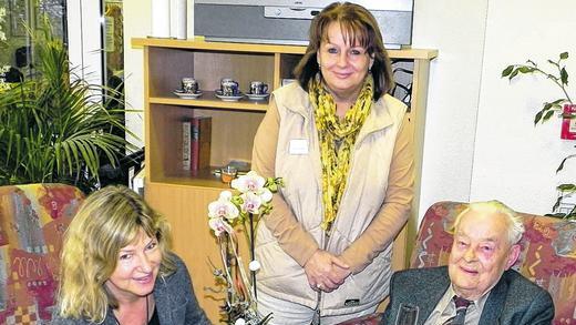 Ein Gläschen zum Geburtstag: Bei bester Gesundheit feierte Ernst Mielke im Casa Reha Seniorenheim seinen 95. Geburtstag. Stellvertretende Bürgermeisterin Anne Zeisner (links) und Heimleiterin Sonja Schürmann gratulierten. Ein Gläschen zum Geburtstag: Bei bester Gesundheit feierte Ernst Mielke im Casa Reha Seniorenheim seinen 95. Geburtstag. Stellvertretende Bürgermeisterin Anne Zeisner (links) und Heimleiterin Sonja Schürmann gratulierten.