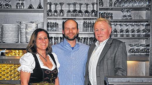 Neues im gewohnten Stil - (meg) Viel Neues im alten Stil bietet die Fränkische Weinstube, ehemals Weinstube Ehrbar, in Frickenhausen. Nach mehrmonatiger Modernisierung hat das traditionsreiche Haus unter der Leitung von Küchenchef Sebastian Stahl wieder eröffnet. Der junge Küchenmeister verbindet traditionelle fränkische Küche mit modernen, internationalen Einflüssen. Besonderes Augenmerk legt er außerdem auf ein vielfältiges Angebot hochklassiger Weine aus Frickenhausen. Im Bild Sebastian Stahl zusammen mit seiner Mutter Yvonne, die ihren Sohn im Service unterstützt, und dem Eigentümer der Weinstube, Harald Kleibe. Neues im gewohnten Stil - (meg) Viel Neues im alten Stil bietet die Fränkische Weinstube, ehemals Weinstube Ehrbar, in Frickenhausen. Nach mehrmonatiger Modernisierung hat das traditionsreiche Haus unter der Leitung von Küchenchef Sebastian Stahl wieder eröffnet. Der junge Küchenmeister verbindet traditionelle fränkische Küche mit modernen, internationalen Einflüssen. Besonderes Augenmerk legt er außerdem auf ein vielfältiges Angebot hochklassiger Weine aus Frickenhausen. Im Bild Sebastian Stahl zusammen mit seiner Mutter Yvonne, die ihren Sohn im Service unterstützt, und dem Eigentümer der Weinstube, Harald Kleibe.