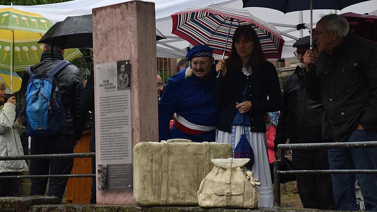 Gemünden gedachte der jüdischen Mitbürger, die zwischen 1941 und 1943 meist über Würzburg in Ghettos und Vernichtungslager deportiert und ermordet wurden. Ein Koffer und ein Kinderrucksack auf der Mauer an der Platternsgasse erinnern an sie. Auf einer Stele finden sich zusätzliche Erläuterungen. Gemünden gedachte der jüdischen Mitbürger, die zwischen 1941 und 1943 meist über Würzburg in Ghettos und Vernichtungslager deportiert und ermordet wurden. Ein Koffer und ein Kinderrucksack auf der Mauer an der Platternsgasse erinnern an sie. Auf einer Stele finden sich zusätzliche Erläuterungen.
