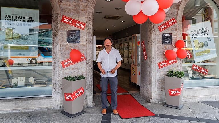 Beim Abverkauf im Juli: Peter Drews vor seiner Schatzinsel am Roßmarkt.