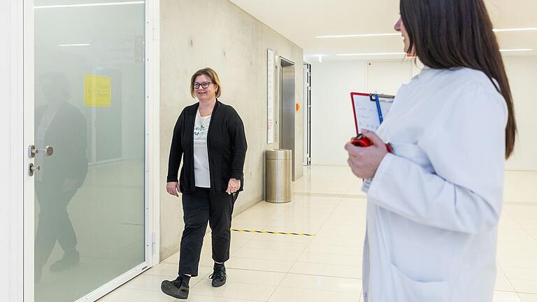 Forscher der Uniklinik wollten wissen: Wie fit sind die Würzburger? Im Bild testen Susanne Emmerling, medizinische Fachangestellte (links) und Studienärztin Dr. Dora Pelin die markierte Gehstrecke im Deutschen Zentrum für Herzinsuffizienz (DZHI). Forscher der Uniklinik wollten wissen: Wie fit sind die Würzburger? Im Bild testen Susanne Emmerling, medizinische Fachangestellte (links) und Studienärztin Dr. Dora Pelin die markierte Gehstrecke im Deutschen Zentrum für Herzinsuffizienz (DZHI).