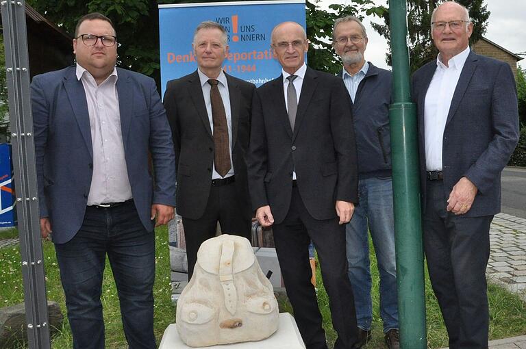 Von links: Bürgermeister Alexander Bergmann, Alexander Klubertanz (Verein Stolpersteine), Landrat Wilhelm Schneider, Michael Stolz (Verein DenkOrt) und Altbürgermeister Wolfgang Borst. Von links: Bürgermeister Alexander Bergmann, Alexander Klubertanz (Verein Stolpersteine), Landrat Wilhelm Schneider, Michael Stolz (Verein DenkOrt) und Altbürgermeister Wolfgang Borst.