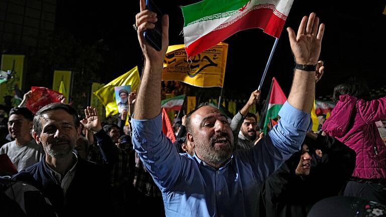 Nahostkonflikt - Iran - Im Iran wird der Angriff auf Erzfeind Israel bejubelt. Nahostkonflikt - Iran - Im Iran wird der Angriff auf Erzfeind Israel bejubelt.