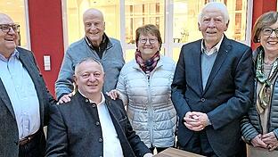 Nach dem Referat des Landrats gesellten sich langjährige Weggefährten zu Thomas Bold (am Tisch sitzend): Siegfried Erhard (von links), Walter Gutmann, Magdalena Dünisch, Eberhard Gräf und Karin Renner.       -  Nach dem Referat des Landrats gesellten sich langjährige Weggefährten zu Thomas Bold (am Tisch sitzend): Siegfried Erhard (von links), Walter Gutmann, Magdalena Dünisch, Eberhard Gräf und Karin Renner.