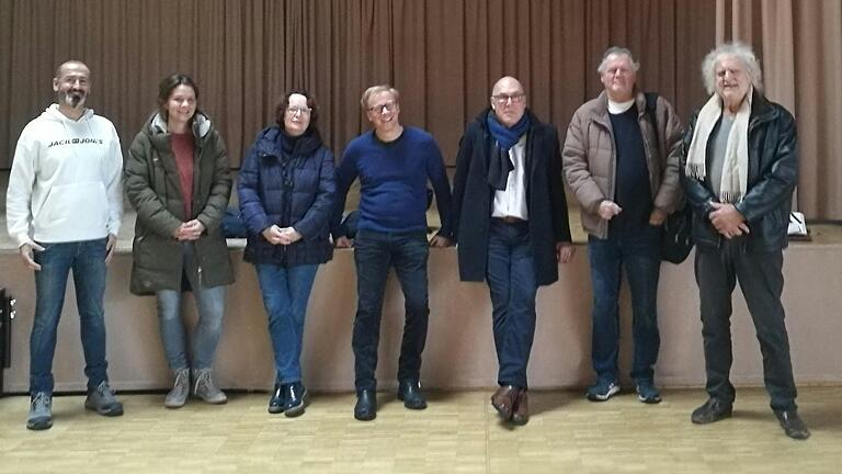 Beim ersten Planungstreffen sprachen Bürgermeister Waldemar Brohm (Dritter von rechts) und die Vorsitzende des MainArtKulturvereins Brigitte Laudenbacher (Dritte von links) mit den beteiligten Künstlern über das Bühnenbild und die Hofgestaltung. Beim ersten Planungstreffen sprachen Bürgermeister Waldemar Brohm (Dritter von rechts) und die Vorsitzende des MainArtKulturvereins Brigitte Laudenbacher (Dritte von links) mit den beteiligten Künstlern über das Bühnenbild und die Hofgestaltung.