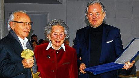 Symbolische Schlüsselübergabe: Architekt Thomas Mensing (rechts) übergibt ihn an die Investorin des Benediktushofes, Gertraud Gruber, die diesen an Hausherrn Willigis Jäger weiterreichte. Symbolische Schlüsselübergabe: Architekt Thomas Mensing (rechts) übergibt ihn an die Investorin des Benediktushofes, Gertraud Gruber, die diesen an Hausherrn Willigis Jäger weiterreichte.
