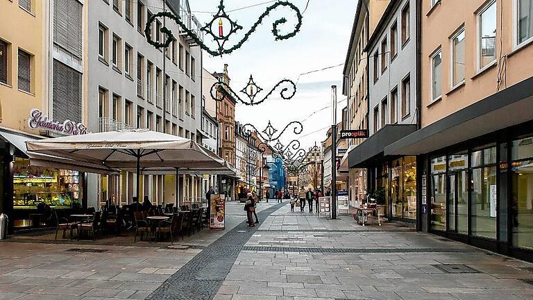 Die Spitalstraße ist wegen unaufschiebbarer Gasleitungsarbeiten von März bis Oktober 2017 Baustelle. Weil in vier Abschnitten gearbeitet wird, sind im genannten Zeitraum immer große teile der Haupteinkaufsstraße frei begeh-, zu Lieferzeiten befahr-und für die Gastronomie auch benutzbar.