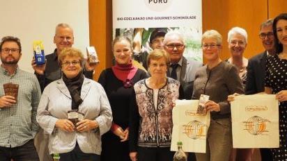 Beim Festabend des Eine-Welt-Vereins, der seit 20 Jahren in Bad Kissingen tätig ist, ließen sich Engagierte und Gäste vielfältige Produkte aus Entwicklungsländern schmecken. Von links nach rechts: Arno Wielgoss (Perú Puro), Oliver Key (Weltladen), Martha Müller (Stadträtin), Susanne Wahler-Göbel (Steuerungsgruppe Fairtrade Town), Charlotte Fries (Vorsitzende Eine-Welt-Verein), Thomas Leiner (Bürgermeister), Martina Greubel (Stadträtin), Bianca Key (Weltladen), Klaus Lotter und Christina Schei...       -  Beim Festabend des Eine-Welt-Vereins, der seit 20 Jahren in Bad Kissingen tätig ist, ließen sich Engagierte und Gäste vielfältige Produkte aus Entwicklungsländern schmecken. Von links nach rechts: Arno Wielgoss (Perú Puro), Oliver Key (Weltladen), Martha Müller (Stadträtin), Susanne Wahler-Göbel (Steuerungsgruppe Fairtrade Town), Charlotte Fries (Vorsitzende Eine-Welt-Verein), Thomas Leiner (Bürgermeister), Martina Greubel (Stadträtin), Bianca Key (Weltladen), Klaus Lotter und Christina Scheit (beide Stadträte).  Foto: Walter Fries