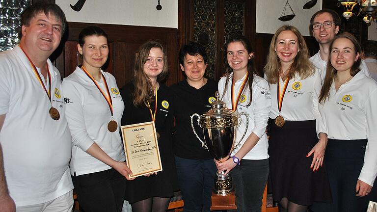 So sehen Sieger aus: Mit Pokal, Goldmedaillen und Urkunde wurde im Schlundhaus in Bad Königshofen gefeiert mit (von links) Jürgen Müller, Anastasia Savina, Alexandra Obolentseva, Tatjana Melamed, Jana Schneider, Irina Zakurdjaeva, Julia Gromova und Maximilian Müller.