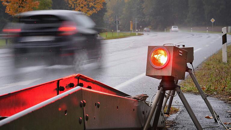 Rotlicht-Alarm: Die bayerische Polizei führt am Freitag wieder den Blitzermarathon durch. Auch im Landkreis Kitzingen gibt es dazu sieben Messstellen. Rotlicht-Alarm: Die bayerische Polizei führt am Freitag wieder den Blitzermarathon durch. Auch im Landkreis Kitzingen gibt es dazu sieben Messstellen.