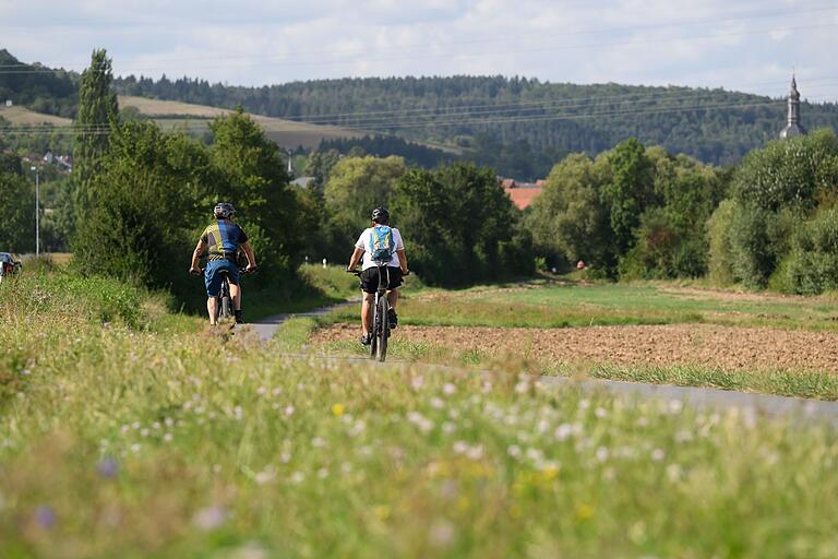 Grün ist die dominierende Farbe am Radweg durch das Liebliche Taubertal. Grün ist die dominierende Farbe am Radweg durch das Liebliche Taubertal.